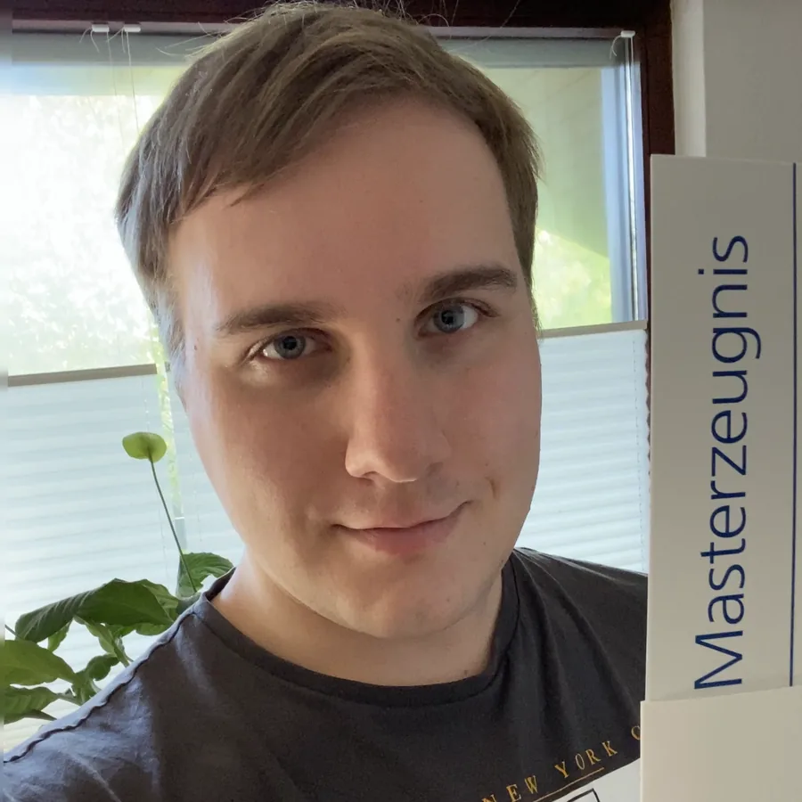 Porträt von Lukas Knöller, im Hintergrund die Mappe seines Masterzeugnisses